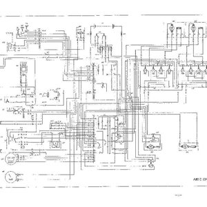 K&ouml;nnte beinhalten: Eine detaillierte Schwarz-Wei&szlig;-Schaltplan eines elektrischen Systems. Das Diagramm zeigt zahlreiche Linien, Symbole und Beschriftungen, die die Verbindungen und Komponenten des Systems veranschaulichen. Der Text "AM-5 (24V)" ist unten rechts zu sehen.