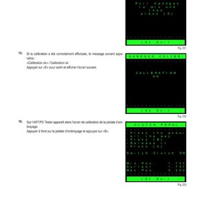 Op de afbeelding: Een technisch diagram met instructies voor elektronische diagnose. De afbeelding toont drie verschillende schermen met tekst en diagrammen. Het eerste scherm zegt "HANDGAS CALIBR" en instrueert de gebruiker om handgas naar min te trekken en op C te drukken. Het tweede scherm zegt "CALIBRATION OK". Het derde scherm zegt "CLUTCH PEDAL".