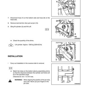 K&ouml;nnte beinhalten: Technische Diagramme zur Demontage und Montage eines Hubzylinders, einschlie&szlig;lich Schritten zum Einfahren der Kolbenstange, zum Trennen von Schl&auml;uchen und zum Entfernen von Bolzen. Es werden auch Installationsanweisungen und eine Warnung bereitgestellt. Der Hubzylinder wiegt ca. 1000 kg.