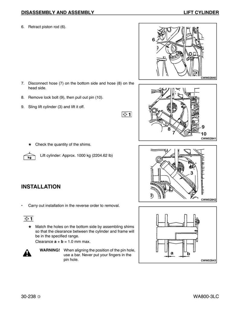 K&ouml;nnte beinhalten: Technische Diagramme zur Demontage und Montage eines Hubzylinders, einschlie&szlig;lich Schritten zum Einfahren der Kolbenstange, zum Trennen von Schl&auml;uchen und zum Entfernen von Bolzen. Es werden auch Installationsanweisungen und eine Warnung bereitgestellt. Der Hubzylinder wiegt ca. 1000 kg.