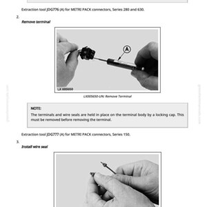 Pu&ograve; includere: Diagramma che mostra la rimozione e l'installazione di terminali e guarnizioni per cavi. L'immagine include istruzioni testuali e diagrammi per l'utilizzo degli strumenti di estrazione JDG776 e JDG777 sui connettori METRI PACK.