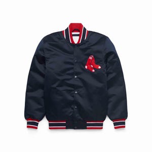 Puede incluir: Chaqueta bomber de satén azul marino con puños y cuello a rayas rojas y blancas. Cuenta con un parche rojo con el logo de los calcetines en el pecho. La chaqueta tiene cierre de botones.