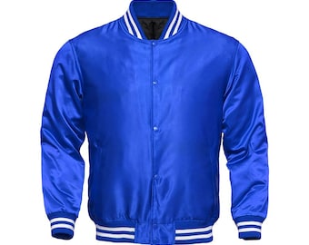 Könnte beinhalten: Königsblaue Satin-Bomberjacke mit Knopfleiste. Die Jacke hat weiße Streifen an Kragen, Bündchen und Saum. Die Jacke hat lange Ärmel und ein schwarzes Innenfutter.
