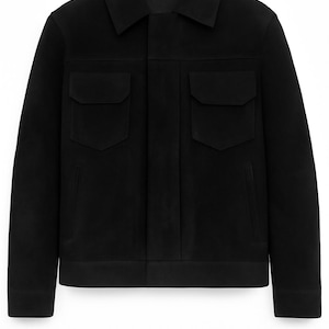 Könnte beinhalten: Schwarze Jacke mit Kragen und zwei quadratischen Taschen auf der Brust. Die Jacke hat ein schlichtes, klassisches Design und ist aus einem glatten, matten Material gefertigt. Vielseitige Oberbekleidung.