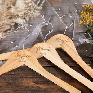Cintre de mariée personnalisé, Cintre pour robe de mariée, Cintres personnalisés pour demoiselle d&#39;honneur, Cintres de mariage, Cadeau de la mariée, Cadeaux de demoiselle d&#39;honneur, Cintre de mariée gravé