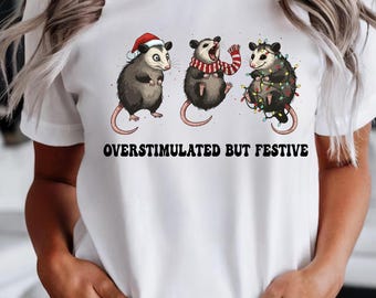 Imagen PNG de zarigüeya navideña hiperactiva pero festiva, imagen PNG de Navidad fea, camiseta con humor navideño sarcástico, diseño digital de meme de zarigüeya divertida