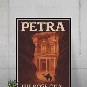 Póster de viaje vintage de PETRA: La Ciudad Rosa de Jordania con estilo de mediados de siglo