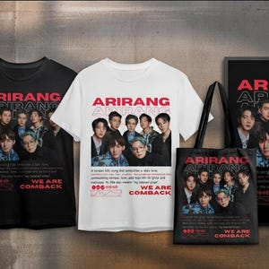 Könnte beinhalten: Eine Auswahl an Waren mit dem Text "ARIRANG" und Bildern einer Personengruppe. Zu den Artikeln gehören ein schwarzes T-Shirt, ein weißes T-Shirt, eine Tragetasche, ein Poster und ein Banner. Der Text "WE ARE COMBACK" ist ebenfalls sichtbar.