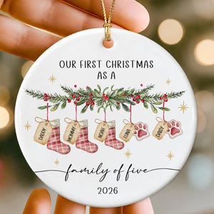 Första julen som familj med fem, akvarellstrumpor, cirkel keramisk ornament, julminnessak