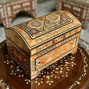 Grande boîte à mosaïque en bois fabriquée à la main avec clé, boîte à bijoux de luxe faite main, décoration d'intérieur bohème, organisateur de bijoux - Idée cadeau unique,