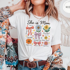 Christian She is Mom T-Shirt - Koszulka z wersetem biblijnym dla mamy, Koszulka Comfort Colors, Religijny prezent na Dzień Matki, Koszulka z Bożą Kobietą, Koszulka z Świętą Matką