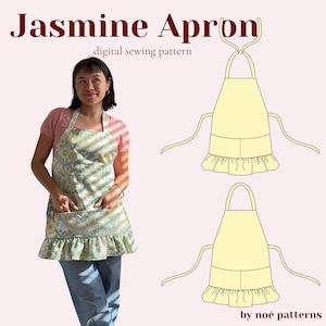Può includere: L'immagine presenta una donna con un grembiule a stampa floreale con orlo a balze e tasche. Il design del grembiule è mostrato anche come modello di cucito digitale. Il testo "Jasmine Apron" e "digital sewing pattern" sono visualizzati in alto.