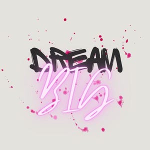 Könnte beinhalten: Rosa und schwarzes Grafikdesign mit dem Text "Dream Big" auf weißem Hintergrund mit rosa Aquarellspritzer.