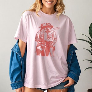 Maglietta da cowboy gay, maglietta gay, maglietta MLM, maglietta queer, in sella, maglietta LGBTQIA Pride 2025, regalo gay divertente, cavalcalo cowboy, ciao cowboy