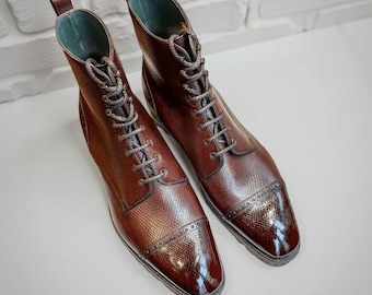 Botas de vestir de cuero marrón para hombre con puntera reforzada y cordones.
