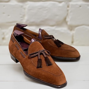 Mocassins de camurça marrom com borlas feitos à mão: sapatos sociais de couro sem cadarço