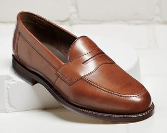 Mocasines de cuero marrón hechos a mano, zapatos de vestir clásicos sin cordones para hombre