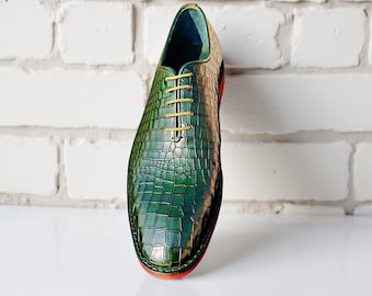 Handgemaakte leren oxfordschoenen met groene krokodillenreliëf: luxe formele kleding