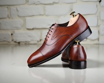 Handgemaakte leren oxford schoenen met kap: klassieke bruine trouwschoenen