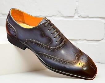 Handgemaakte grijsbruine patinaleren oxfordschoenen: vleugeltipbrogue