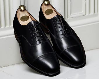 Zapatos Oxford de cuero negro hechos a mano con puntera: calzado formal para hombre