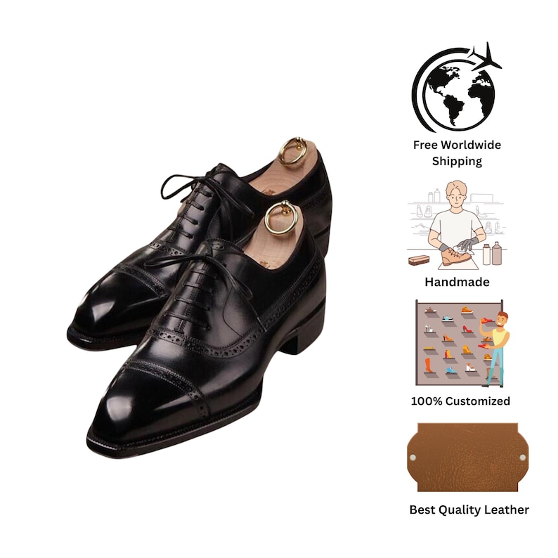 Op de afbeelding: Een paar zwarte leren Oxford-schoenen met een kapteen en brogue-details. De schoenen hebben veters en worden gepresenteerd met houten schoenspanners. De afbeelding bevat ook de tekst "Handmade", "100% Customized" en "Best Quality Leather".
