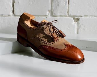 Zapatos Oxford Brogue bicolor para hombre, hechos a mano en piel de ante color canela y beige, estilo Wingtip con borla.