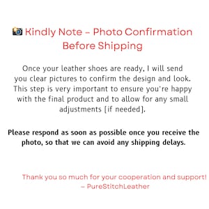 Op de afbeelding: Tekst op een witte achtergrond: "Kindly Note - Photo Confirmation Before Shipping." De tekst legt het proces uit van het verzenden van foto's van leren schoenen ter bevestiging van het ontwerp v&oacute;&oacute;r verzending. De tekst eindigt met "PureStitchLeather."
