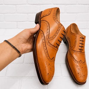 Zapatos Oxford de cuero marrón hechos a mano con punta brogue: zapatos de vestir formales imagen 2