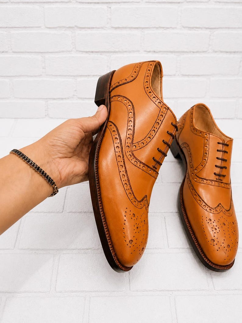 Zapatos Oxford de cuero marrón hechos a mano con punta brogue: zapatos de vestir formales imagen 2