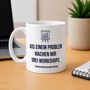 Könnte beinhalten: Ein weißer Keramikbecher mit einer dunkelblauen Grafik eines Präsentationscharts und dem deutschen Text: AUS EINEM PROBLEM MACHEN WIR DREI WORKSHOPS. -Unternehmensberatung. Der Becher hat einen geschwungenen Henkel und einen zylindrischen Körper.