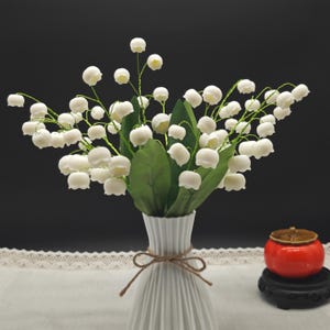 Handgefertigtes Maiglöckchen Bouquet｜Künstliche Geburtsmonatsblumen｜ Lebensechte Blumenarrangement｜ Geschenk für sie｜ Glas Faux Blumen, Orchideen Geschenk