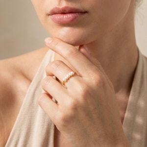 Minimalist beaded Pearl Ring, Dainty Gold Freshwater Pearl Band, Stacking Ring for Her, Handmade Jewelry, Everyday Elegant Gift