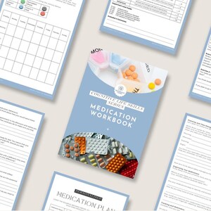 以下が含まれることがあります： 「Medication Workbook」と「Cognitive Life Skills Series」の文字が入った水色の薬のワークブック。ワークブックは、チャートやテキストが書かれたいくつかの紙に囲まれています。さまざまな薬が見えます。