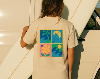 Könnte beinhalten: Ein beiges T-Shirt mit einem grafischen Druck aus vier Quadraten. Die Quadrate zeigen einen Palmenbaum, einen Fallschirm, eine Blume und Wellen. Das T-Shirt wird von einer Person getragen, die ein Surfbrett hält.