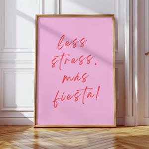 Poster "Less Stress Más Fiesta" – Citazione rosa audace da parete – Stampa tipografica divertente per la cucina, l'ufficio, il dormitorio o il soggiorno