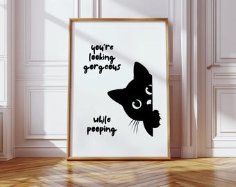 Funny Cat Bathroom Poster – “You’re Looking Gorgeous While Pooping” – Minimalist Black & White Wall Art for Toilet, WC, or Guest Bath