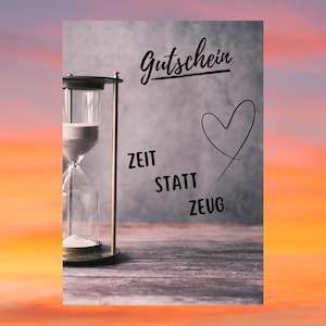 Könnte beinhalten: Eine Sanduhr mit goldfarbenem Rahmen und klarem Glas, gefüllt mit Sand. Das Bild enthält die deutschen Wörter "Gutschein", "Zeit", "Statt" und "Zeug" sowie ein Herzsymbol.