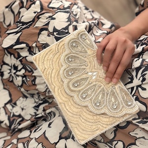 Bolso de satén beige con cuentas