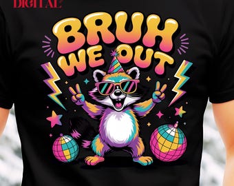 Bruh We Out PNG, Diseño de camiseta de mapache para el último día de clases, PNG de fin de año para profesores, Clase disuelta en vacaciones de verano, Descarga digital neón Y2K