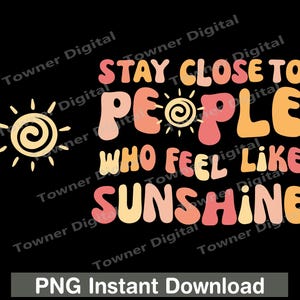 Puede incluir: Un fondo negro con el texto "Stay close to people who feel like sunshine" en naranja, rosa y amarillo. Un gráfico de sol está a la izquierda. Las palabras "PNG Instant Download" están en la parte inferior.