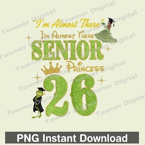 Puede incluir: Un gráfico digital con el texto "I'm Almost There" y "Senior Princess 26". El número 26 está en una fuente verde brillante. La imagen incluye una rana con toga de graduación y una princesa con un vestido verde.
