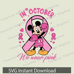 Op de afbeelding: Een digitale afbeelding met Mickey Mouse in bokshandschoenen, staand voor een roze lint. De tekst luidt "In oktober dragen we roze" met harten en linten, ter bevordering van borstkankerbewustzijn. De onderste tekst luidt "SVG Instant Download".