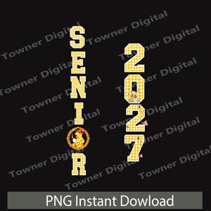 Puede incluir: Un diseño gráfico digital que presenta el texto vertical SENIOR 2027 en un patrón de cuadros vichy amarillo y blanco. La letra O en SENIOR contiene una imagen circular de un oso amarillo, y el número 0 en 2027 muestra una pequeña ilustración.