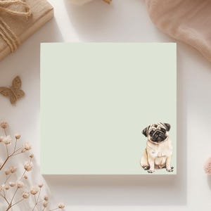 Op de afbeelding: Een lichtgroen vierkant notitieblok met een aquarel illustratie van een mopshond in de rechter benedenhoek. De mopshond is beige en zwart. Het notitieblok is omgeven door decoratieve elementen.