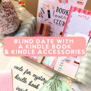 Könnte beinhalten: Ein Pappkarton mit einer Sammlung von Schreibwaren und Leseartikeln, darunter eine Karte mit der Aufschrift Book Lover Club, ein Notizblock mit dem Wort Notes, farbige Klebemarker und eine Karte mit dem Text code for mystery kindle book inside.