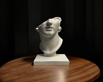 Standbeeld Grieks jeugdhoofd: moderne harssculptuur, minimalistisch decor