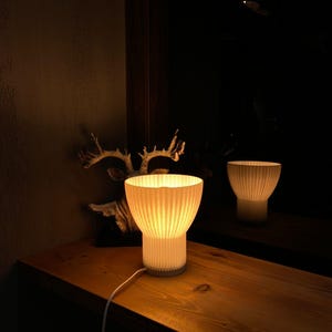 Glåra Table Lamp – Modern Bedside Lamp, Minimalist Desk Light, Scandinavian Nightstand Lighting, Home Decor Accent Lamp, Ambient Lightning