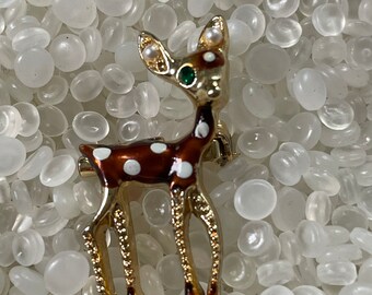 broche vintage, émail, très doux vintage minuscule cerf .spotted fawn, émail brun éparpille de métal doré avec œil strass vert