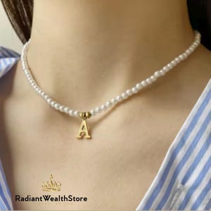 Elegant Pearl Necklace with Customizable Initial: A Unique and Exclusive Gift
